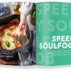 Texte: "SPEEDY SOULFOOD", "20-Minuten-Airfryer-Pizza". Eine Hand hebt ein Pizza-Stück aus einer Heißluftfritteuse.