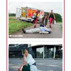 "farbige Bildkarten in der Heftmitte." Oben: Erste Hilfe bei einer liegenden Person. Unten: Stabile Seitenlage.