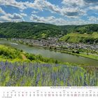 „Die Mosel von Trier bis Koblenz“ steht in einem Kalender für Juni 2027. Hügelige Landschaft mit Fluss und blauem Himmel.