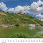 21.6. Sommeranfang | Die Mosel von Trier bis Koblenz. Weinberge am Fluss mit einem Passagierschiff und blauen Himmel.