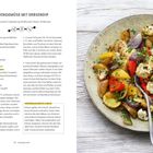 "Ofengemüse mit Erbsendip". Rezept für 2 Personen. Links Zutatenliste, Zubereitungsschritte, rechts Foto von buntem Gemüse.