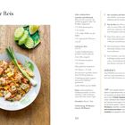 "Gebratener Reis mit Garnelen" steht oben links. Zutatenliste und Zubereitungsschritte rechts. Teller mit Reis und Limette.