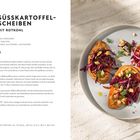 Süßkartoffelscheiben mit Rotkohl, vegan. Daneben ein Teller mit drei dekorierten Süßkartoffelscheiben.