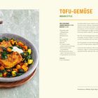 TOFU-GEMÜSE, INDIAN STYLE. Rezept mit Süßkartoffel, Zucchini, Spinat, Tofu. Bild zeigt buntes Gemüse mit gebratenem Tofu.
