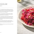 "Pinker Coleslaw mit Himbeeren und Joghurt" steht links oben. Rechts ist ein farbenfroher Salat mit Himbeeren auf einem Teller.