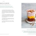 CHOCOLATE CLOUD - Schokomousse mit Bohnen, Mango, Nuss-Mix. Rechts: Dessert im Glas, oben pinke Mousse, Mangostücke, Nüsse.