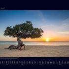 04 April, Kalender mit einem Baum am Strand bei Sonnenuntergang. Darunter Monatsübersicht mit Wochentagen.