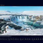 "02 Februar. Der im isländischen Sonne des Winters gefrorene Wasserfall Godafoss... Regenbogen." Schneebedeckter Wasserfall.