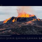 06 Juni. Vulkan mit Lava, die ausbricht und glühend fließt. Kalenderdaten darunter.