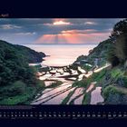 April 04, Kalender mit Bild von terrassierten Reisfeldern im Abendlicht an einer Küste, umgeben von üppigem Grün.
