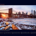 12 Dezember. Skyline bei Sonnenuntergang, Brooklyn Bridge, gefrorenes Ufer, kalter Winterabend, warmes Licht.