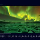 Kalenderseite: "01 Januar" oben links. Unten leuchtet das Polarlicht in grünlichen Wellen über einer eisigen Landschaft.