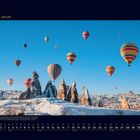 Kalenderseite für Januar mit Heißluftballons über einer verschneiten Felslandschaft in Kappadokien.