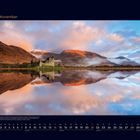 11 November. Text beschreibt die Ruine von Kilchurn Castle am Loch Awe. Spiegelung im Wasser, Berge im Hintergrund.