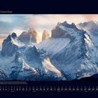 "12 Dezember" oben, Kalender unten. Schneebedeckte Berglandschaft bei Sonnenaufgang, eindrucksvolle Gipfel.