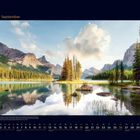 09 September. Ein See in einem Tal mit Bergen und Bäumen spiegelt den Himmel, umgeben von Wälder und Felsen.