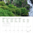 Kalender für August 2027. Naturbild mit Steinhaus, Brücke, Wasserfall, viel Grün. Tage und Daten unten aufgelistet.