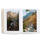 Grutas Tolantongo: Tolantongo, Mexico. Links ein Wasserfall in einer Berglandschaft, rechts Terrassen mit Pools und Bäumen.
