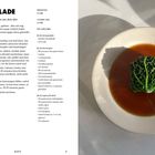 Links: Rezept für "Wirsingroulade". Anleitung in vier Schritten. Zutatenliste für vier Personen. Rechts: Grünes Blatt auf Sauce.