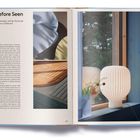 Links: "Felt Before Seen" und ein Text über Materialität. Rechts: Ein Fenster mit einer Lampe und Blumen in einer Vase.