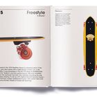 1975 Freestyle "A Streaker", Beschreibung eines Skateboarddecks mit gelben Streifen und roten Rollen.