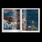 Zu sehen sind zwei Bilder. Links: Felsen und Wellen. Rechts: Klippenspringer ins tiefblaue Meer.