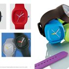 „Alessi“ steht auf quadratischen bunten Armbanduhren mit verschiedenfarbigen Zifferblättern und Armbanddetails.