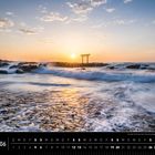 Japan 06, Isosaki-Schrein bei Sonnenaufgang, Oarai. Wellen umspülen Felsen, ein Torii steht im Meer, Himmel mit Wolken.