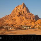 Namibia 11. Kalender mit Datumsangaben. Wüstenlandschaft, Felsen, einfache Gebäude, klare Himmel. Spitzkoppe, Damaraland.
