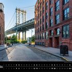 Text: "New York 06", "Manhattan Bridge bei Sonnenaufgang, Brooklyn". Kopfsteinpflasterstraße zwischen roten Backsteingebäuden.