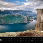 "Norwegen 06" und "Preikestolen, Ryfylke, Rogaland". Ein Mensch steht auf einem Felsvorsprung über einem Fjord.