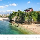 Naminoue Strand und Naminoue Schrein, Naha, Okinawa. Sandstrand, blaues Meer, bewachsener Felsen mit traditionellem Tempel oben.