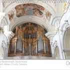 Abteikirche Niederaltaich, Deutschland. Kalenderseite mit großer Orgel und verzierten Wänden. Datum: Juni.