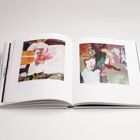 Links: "Die große Welle"; rechts: "Le Parc Versailles." Beide Seiten eines offenen Buches zeigen bunte Gemälde.