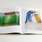 Links: "350 × 350 × 350 cm". Rechts: "6,60 × 3,30 × 1,65 m (each)". Zwei Installationen mit farbigen Stoffen und Holzrahmen.