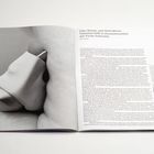 Über Körper und Abstraktion. Valentina Jäffe in Zusammenarbeit mit Vivian Sköchlin. Links: Skulptur, rechts: Text.