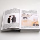 Text in einem offenen Buch. Links: Personen betrachten Kunst. Rechts: Galerie mit Skulptur im Zentrum.