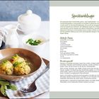 Speckknödelsuppe: Rezept und Zutaten für 4 Personen. Links ein gedeckter Tisch mit Suppe, Brot und Kräutern.