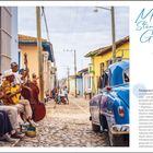 "Musik ist Stenografie der Gefühle. – Lew Tolstoi." Links musizieren Männer, rechts ein blauer Oldtimer in bunter Straße.