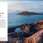 "Von Rørvik bis Bodø. Willkommen im Reich des hohen Nordens!" Foto zeigt felsige Küste und ruhiges Meer bei Sonnenuntergang.