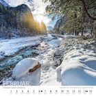 „Der Wimbach in seinem verschneiten Tal.“ Februar mit Kalenderdaten. Winterliche Landschaft mit Fluss und Sonnenlicht.