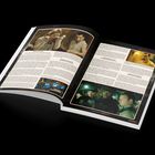 Ein aufgeschlagenes Magazin mit Texten zu „Thematische Analyse“ und „Fazit“, und Bildern von Filmszenen und Überwachungskameras.