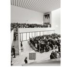 Oben links steht "60". Unten steht "Daseins- und Lebensraum". Menschen sitzen und stehen in einem modernen, großen Raum.