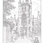 Illustration einer gotischen Architektur mit Türmen, Personen spazieren, viel Laub, Fahrräder und gepflasterte Wege.