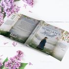 Buchcover "Morgan's Hall" von Emilia Flynn, umgeben von blühenden lilafarbenen Blumen auf weißem Hintergrund.