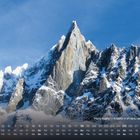 Mont Blanc – 4.809 m (Frankreich/Italien). Kalenderdaten unten. Schneebedeckte, steile Berggipfel vor blauem Himmel.