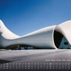 Heydar Aliyev Center - Baku, Aserbaidschan 6. Futuristisches Gebäude mit geschwungenem, weißem Dach und blauem Himmel.
