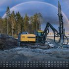 Kalender unten mit Tagen von 1 bis 30 und Wochentagen. Gelber Bagger auf Baustelle, Regenbogen im Hintergrund, Wald.