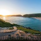 Plettenberg Bay - Südafrika, Kalender mit Juni-Daten. Strandansicht bei Sonnenaufgang, hölzerner Pfad führt zum Wasser.