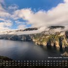 Kalenderansicht mit Text "Slieve League Cliffs - County Donegal". Wolken umhüllen dramatische Küstenklippen über dem Meer.